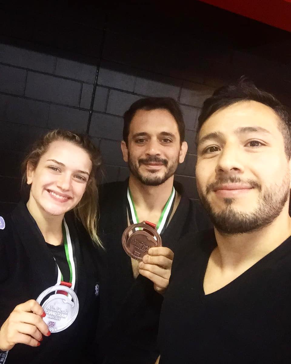 Eliana Carauni, Pablo Peirone y Walter Alamo con medallas del Grand Slam de Abu Dhabi